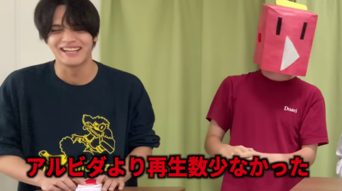 男性Aと男性B、再生数に関するテロップ