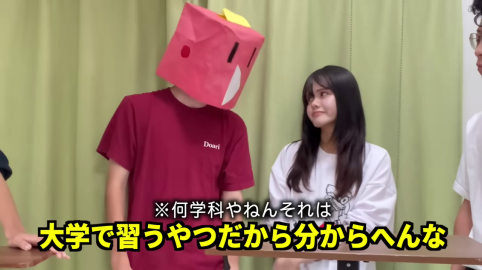 男性Bと女性C、クイズの答えに関するテロップ