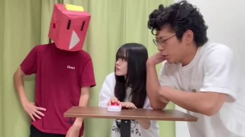 困惑する女性Cと考える男性D