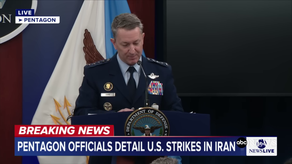 米国防総省の記者会見で、スクリーンに映し出されたイランのFordow核燃料濃縮プラントの図。攻撃の対象とされた地下施設の複雑な構造と、綿密な計画性が視覚的に示されている。