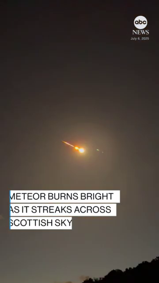 スコットランドの空を横切る流星と説明テロップ