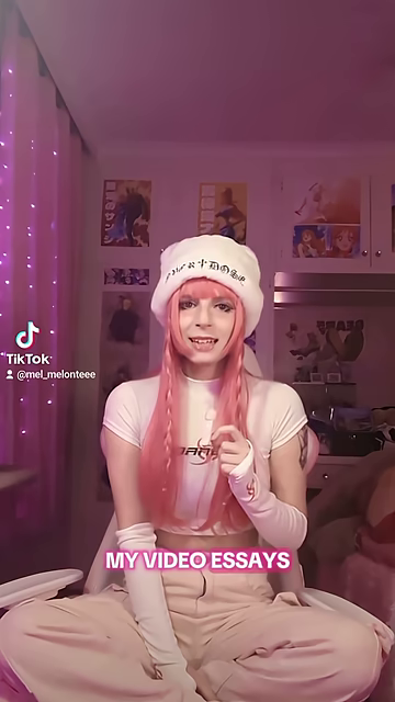 ピンク髪の女性が椅子に座り「MY VIDEO ESSAYS」と話す