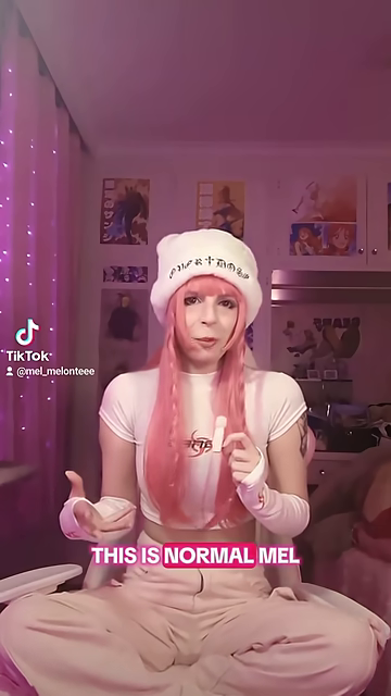 ピンク髪の女性が椅子に座り「THIS IS NORMAL MEL」と話す