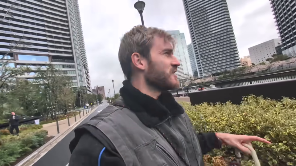 PewDiePieが街の風景を説明する