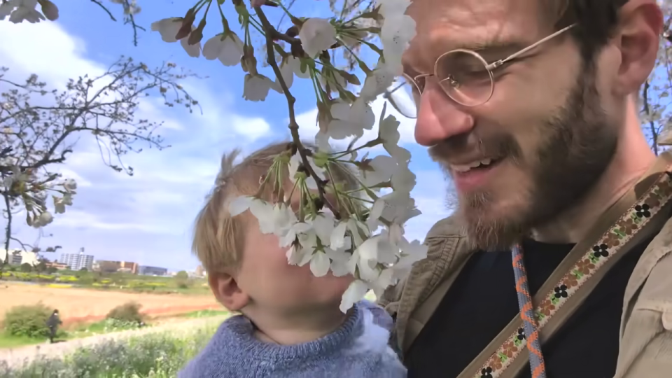 息子に桜を見せるPewDiePie