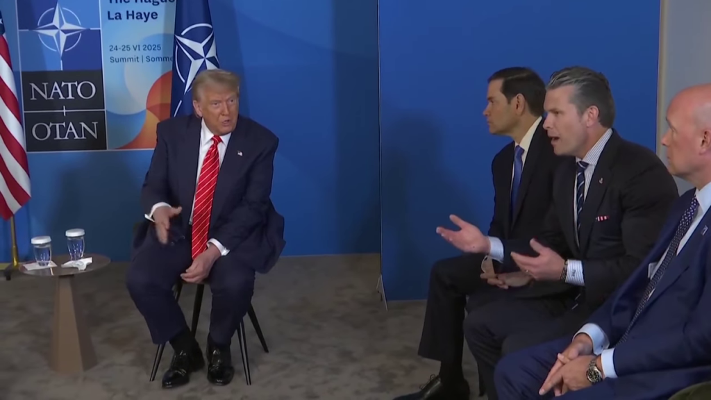 - トランプ氏が両手を広げ熱心に語る姿