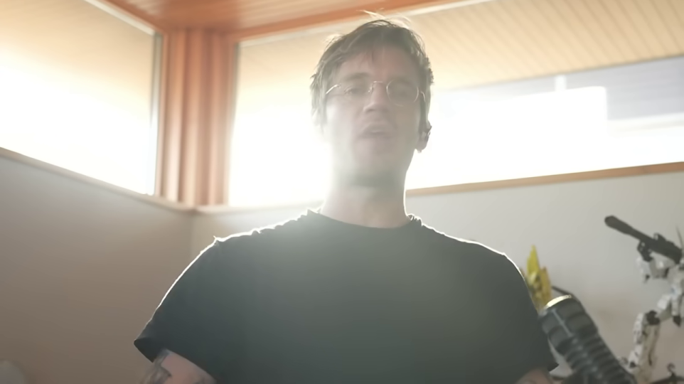 PewDiePieが逆光の中で話す様子