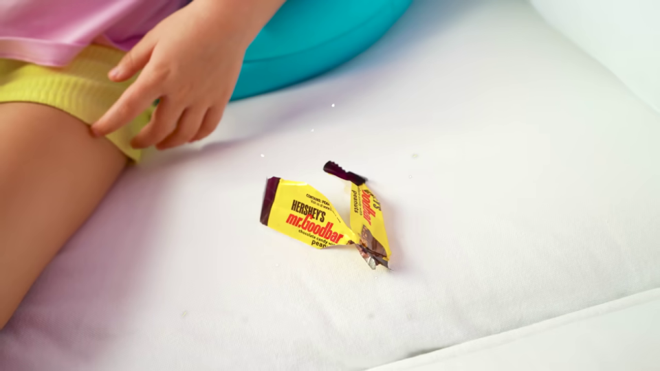 くしゃくしゃになったハーシーチョコレートバーの包装紙