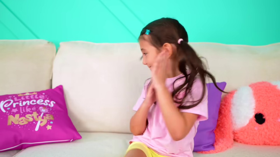 照れたような表情で秘密を隠す女の子