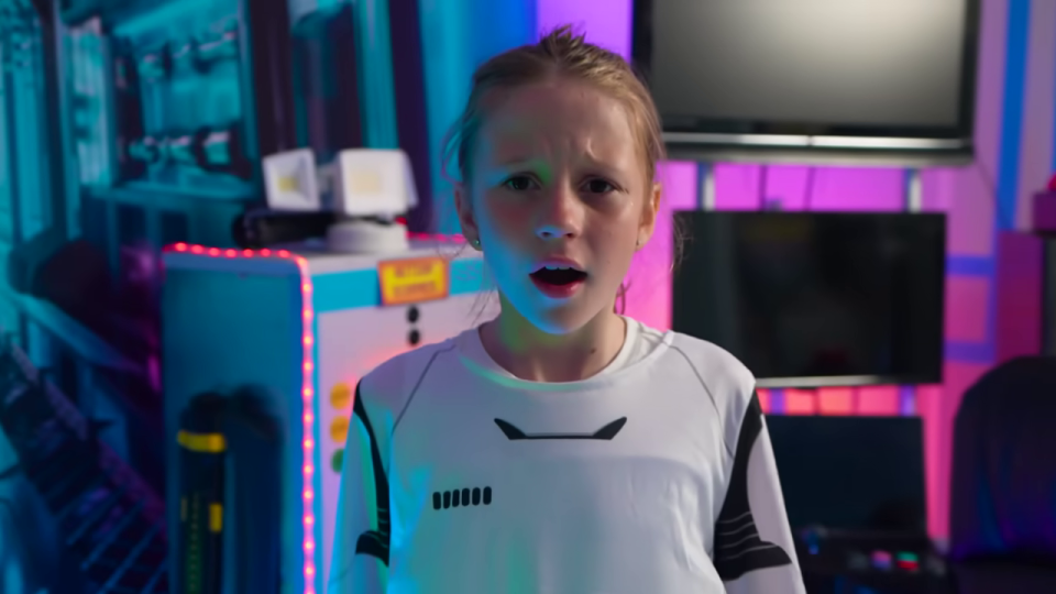 ロボット操作の結果に驚愕する女の子