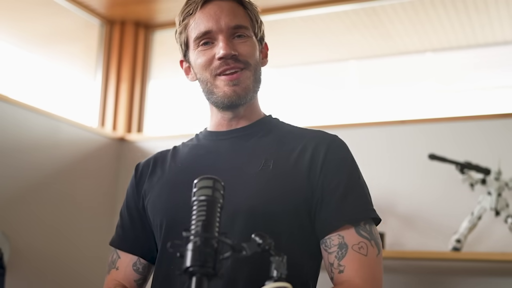 笑顔で話すPewDiePieとスタジオ背景