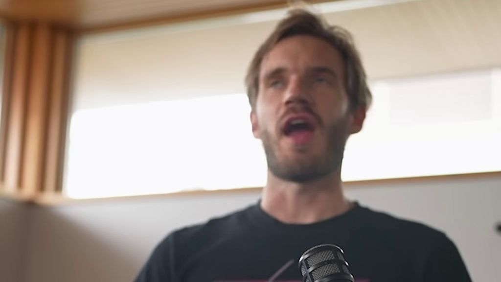 口を大きく開けて感情的に話すPewDiePie