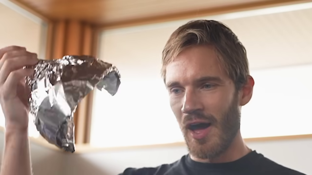 アルミホイルの塊を掲げるPewDiePie
