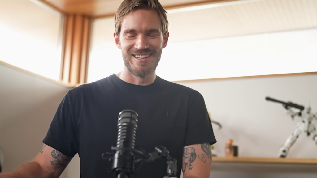 目を閉じて笑顔を見せるPewDiePie