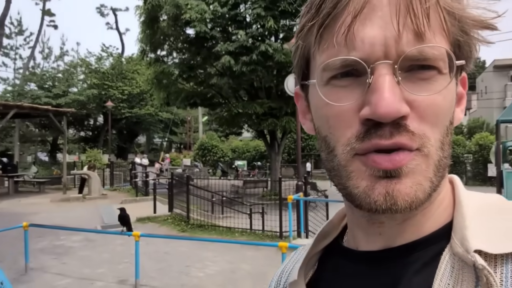 公園で眼鏡をかけて話すPewDiePie