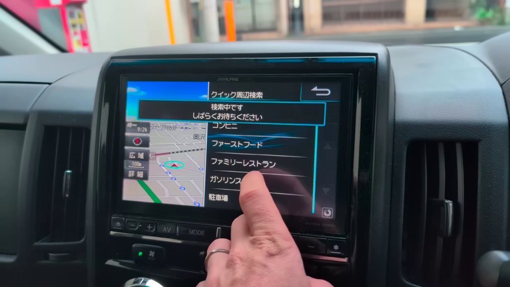 カーナビ画面でファミリーレストランを検索する手