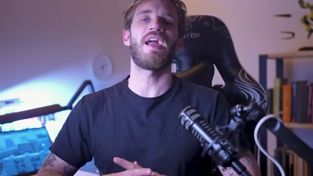 ゲーミングチェアに座り話すPewDiePie（夜間設定）