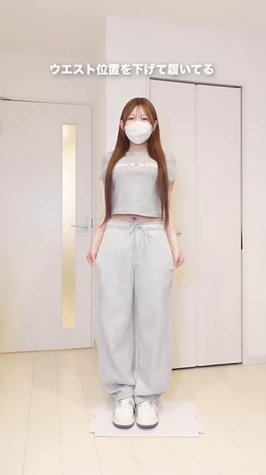 下半身の体型カバーのテロップと背面からの視点