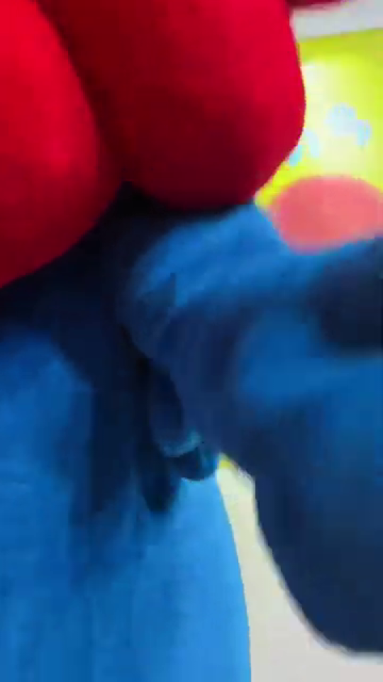 ミャクミャク様の目が画面いっぱいに