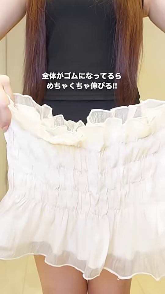 デニムパンツを手に持って紹介
